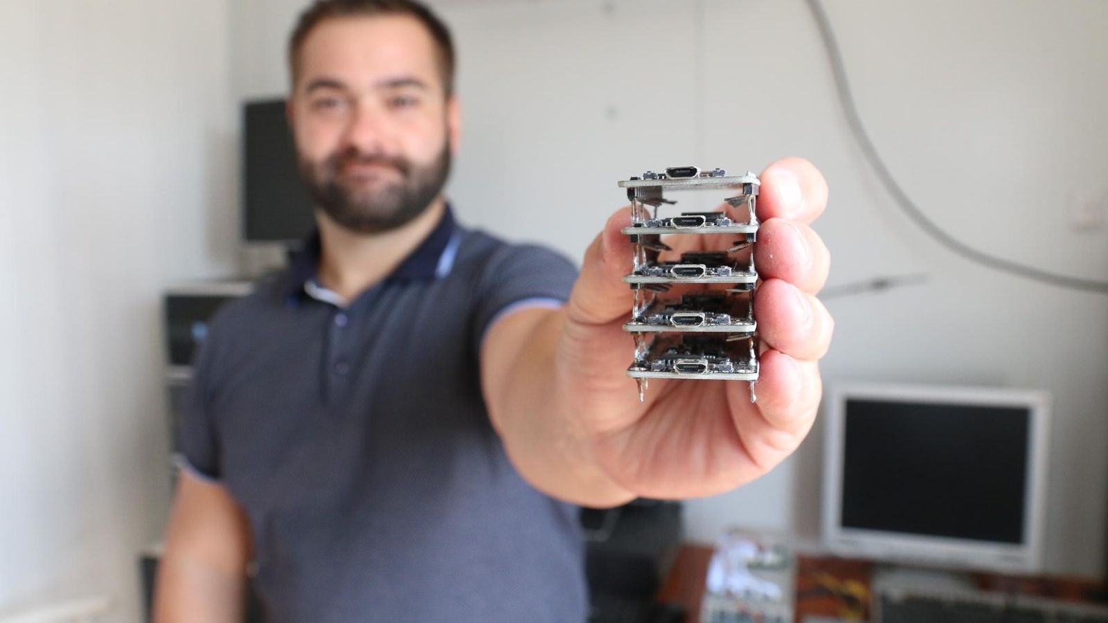 Una minadora de criptomonedas fabricada con su hijo.