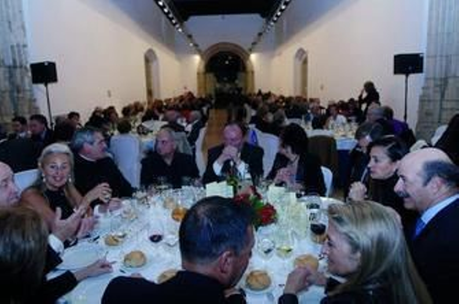 El alcalde, el rector y los generales Francisco Puentes y Mariano Estaun, se sentaron en la mesa presidencial.