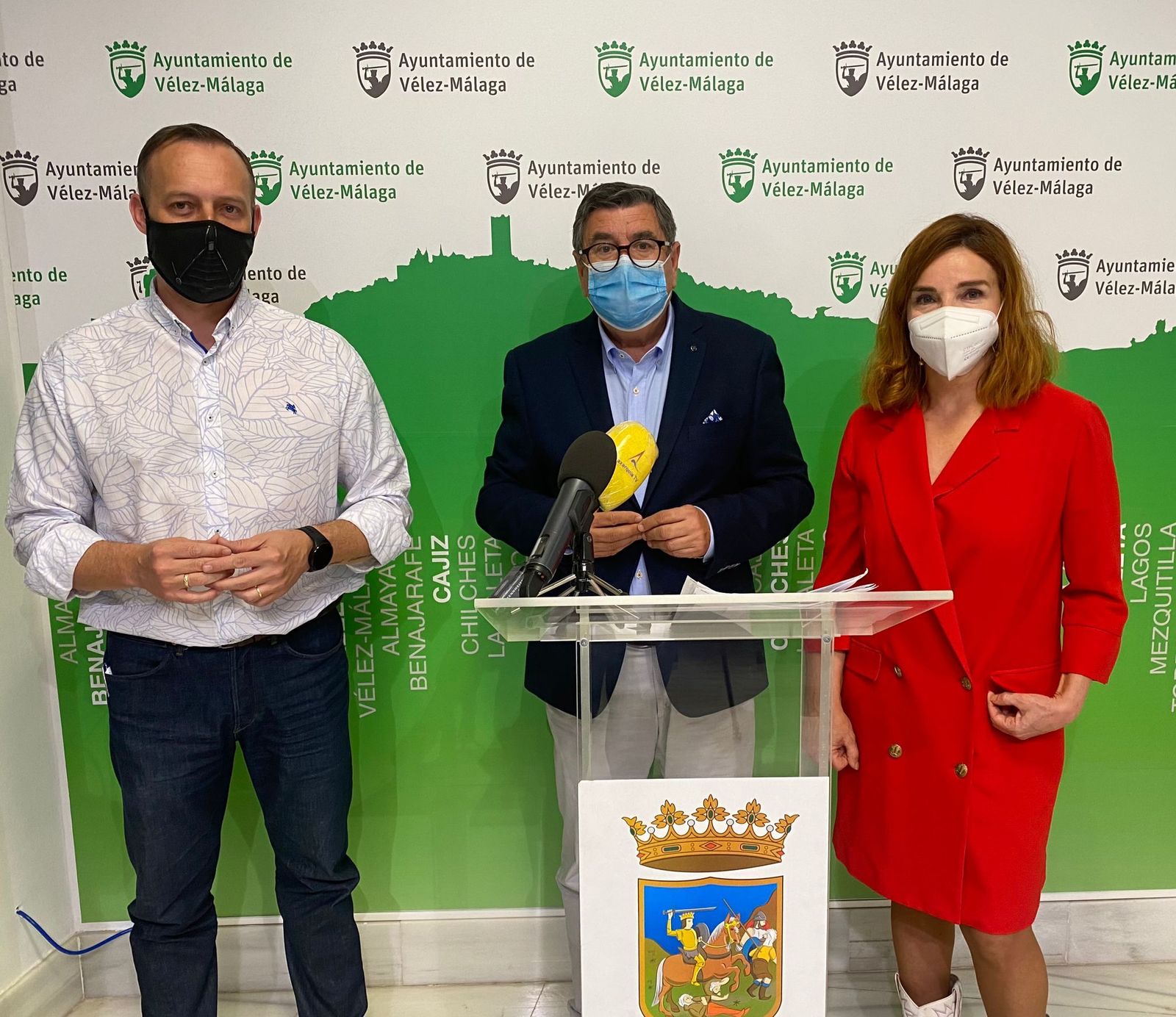 El alcalde de Vélez, junto al concejal de Hacienda y la edil de Agricultura.