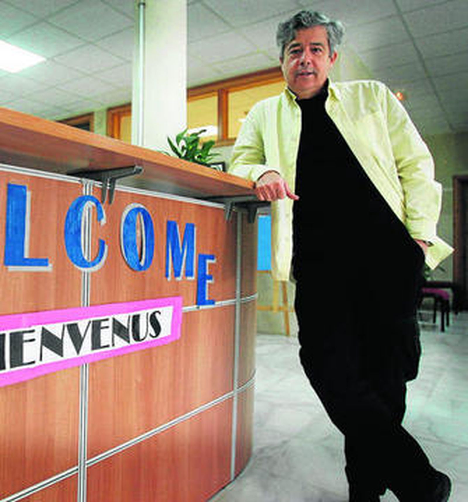 El director posa en el recibidor del Laude Altillo School, en la mañana de ayer.