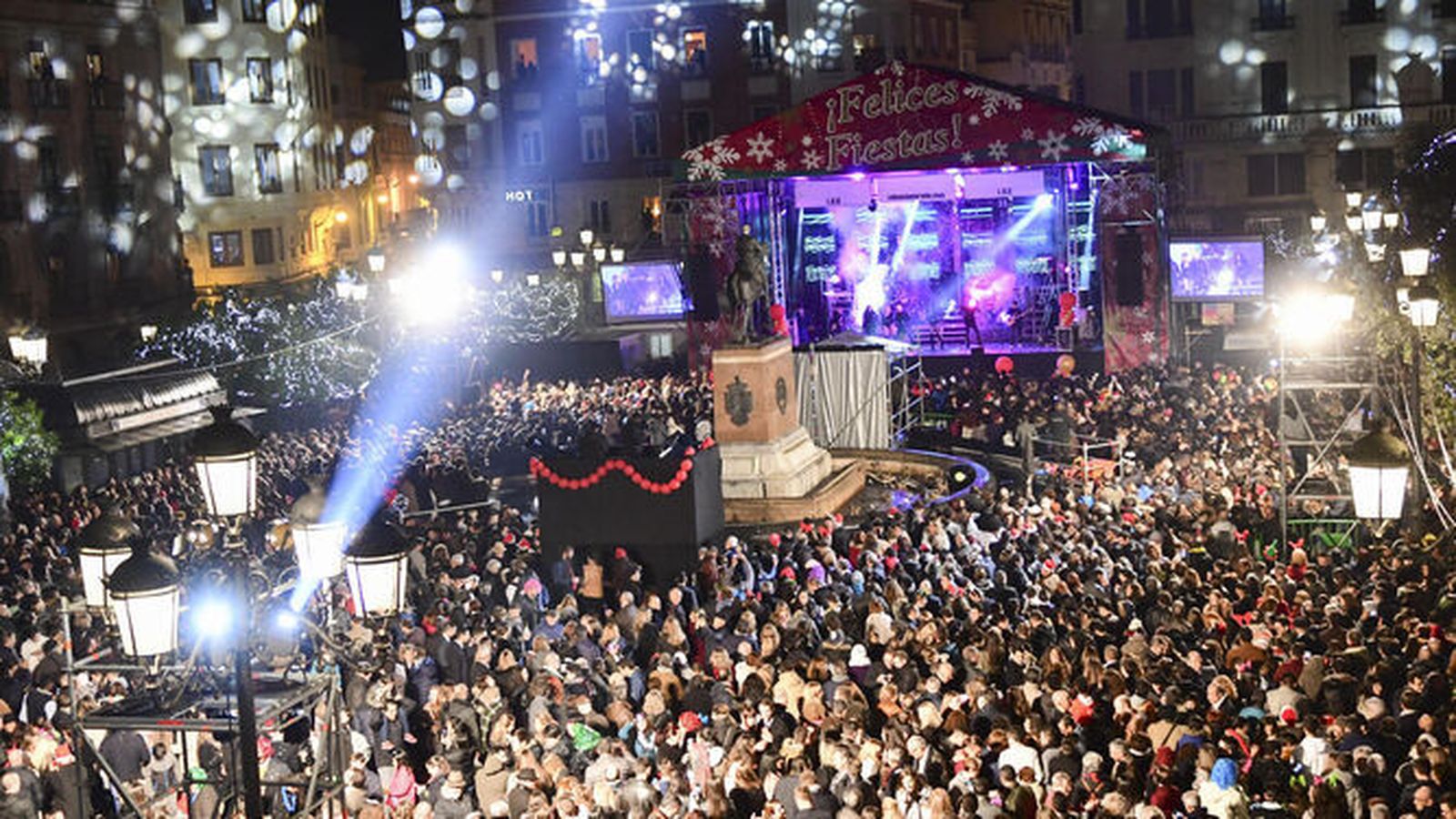 Miles de personas en la Nochevieja de 2018 en Las Tendillas.