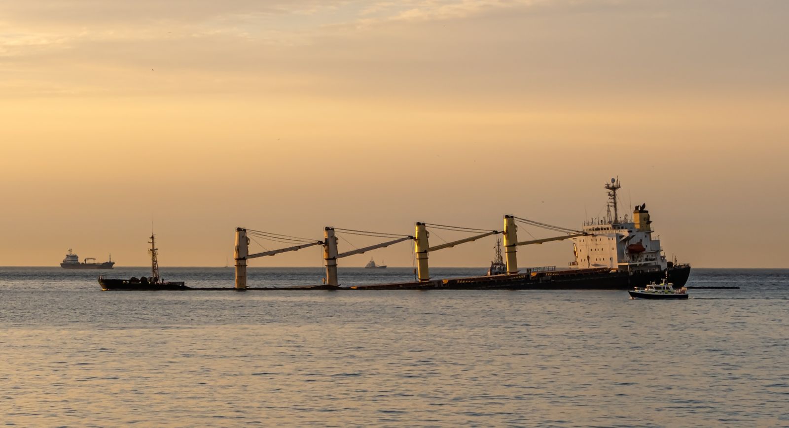 El barco semihundido OS 35 frente a Gibraltar