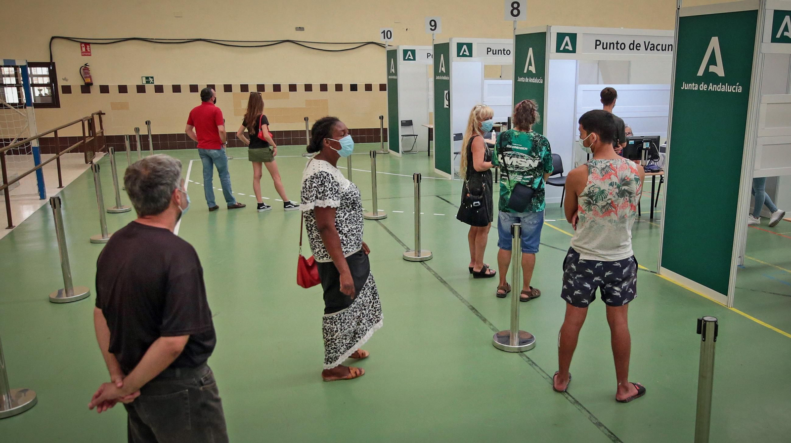 Varias pesonas, haciendo cola en el Vega Veguita.