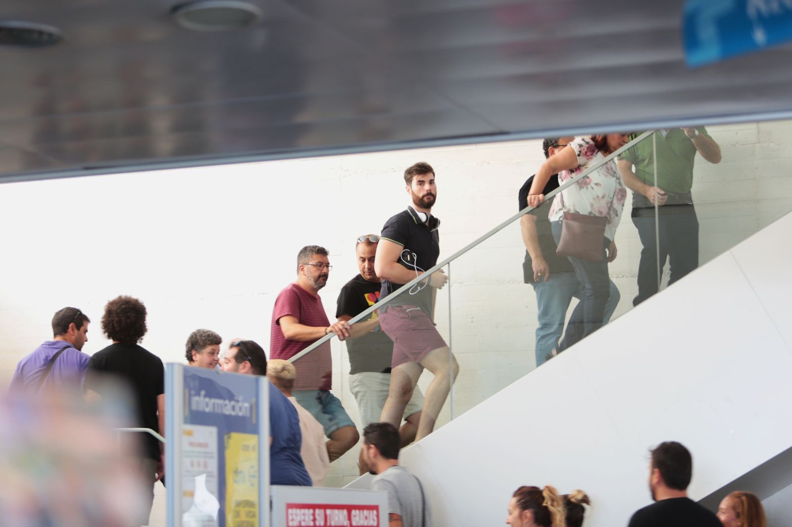 Representantes de agrupaciones y de colectivos dirigiéndose a la reunión mantenida ayer en la Tesorería.