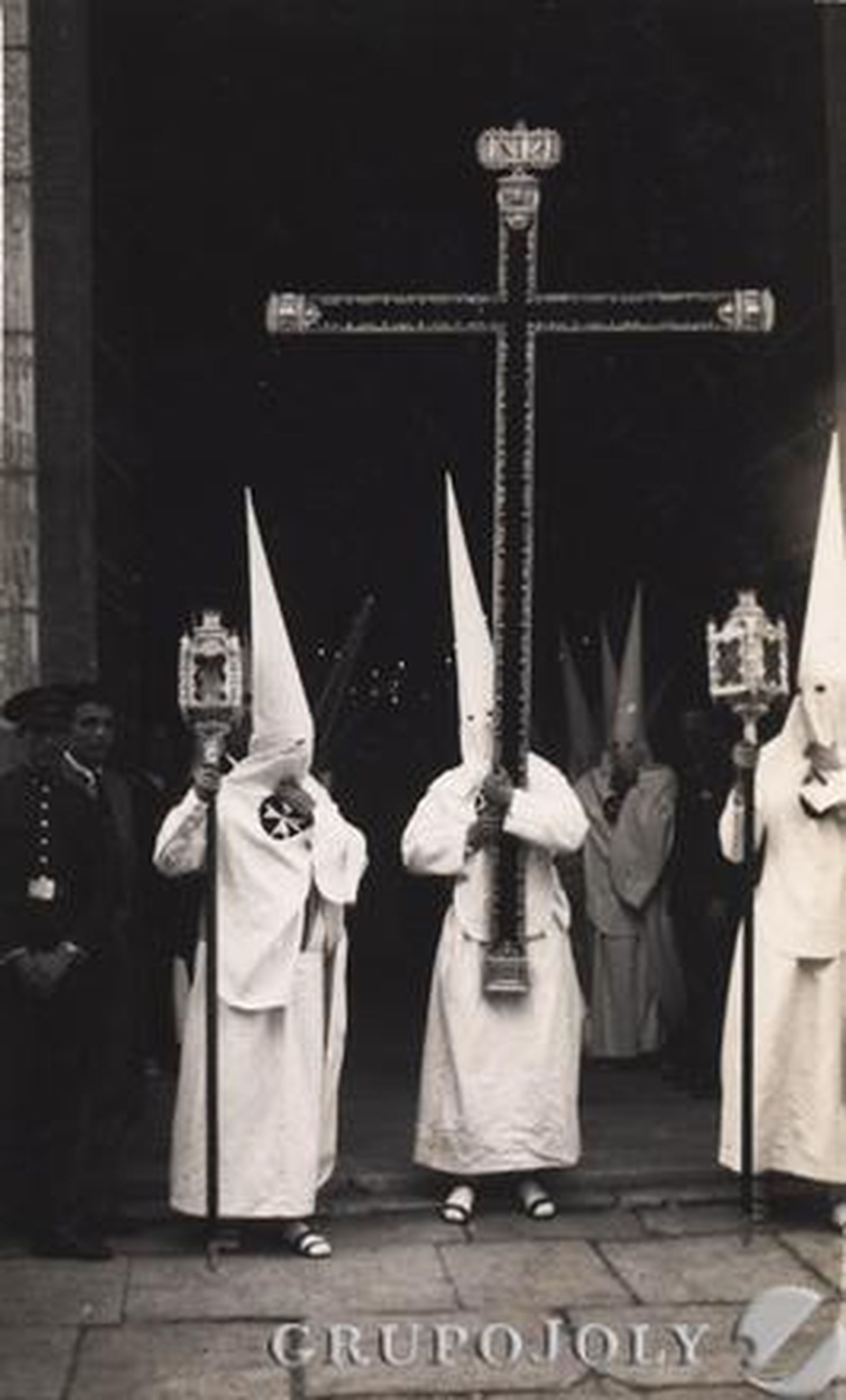 Salida de la Cruz de Guía de la Hermandad de la Amargura.