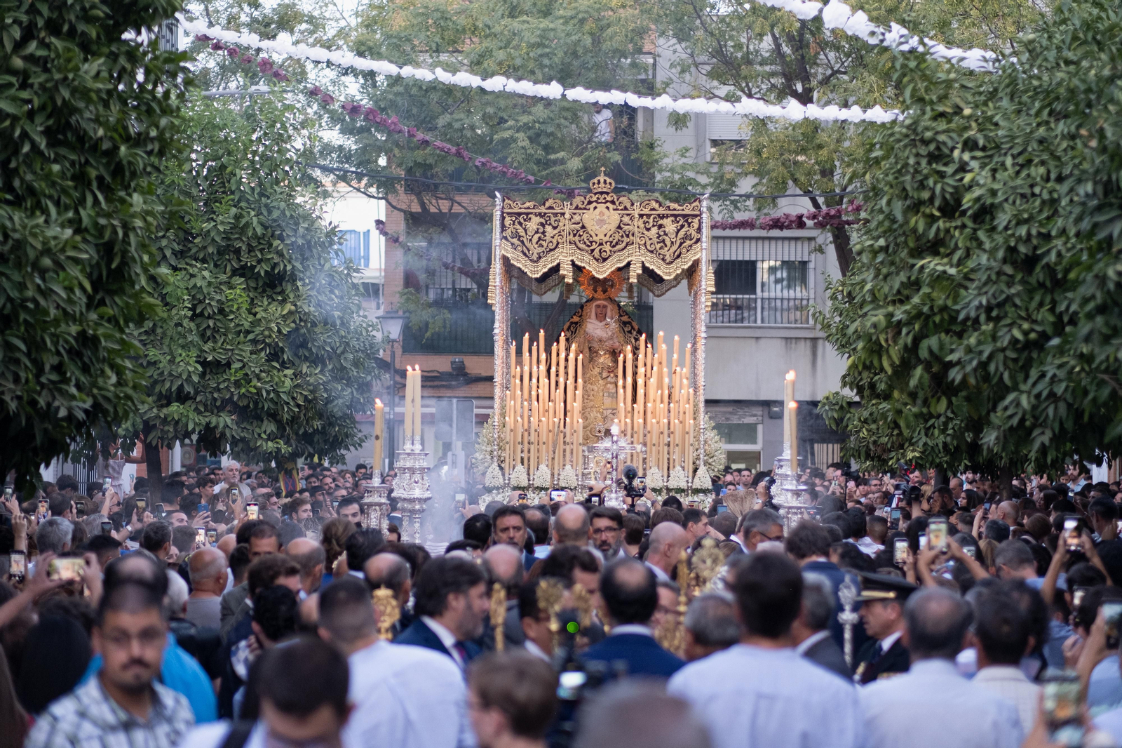 La procesión extraordinaria de la Virgen de los Dolores del Cerro del Águila, en imágenes