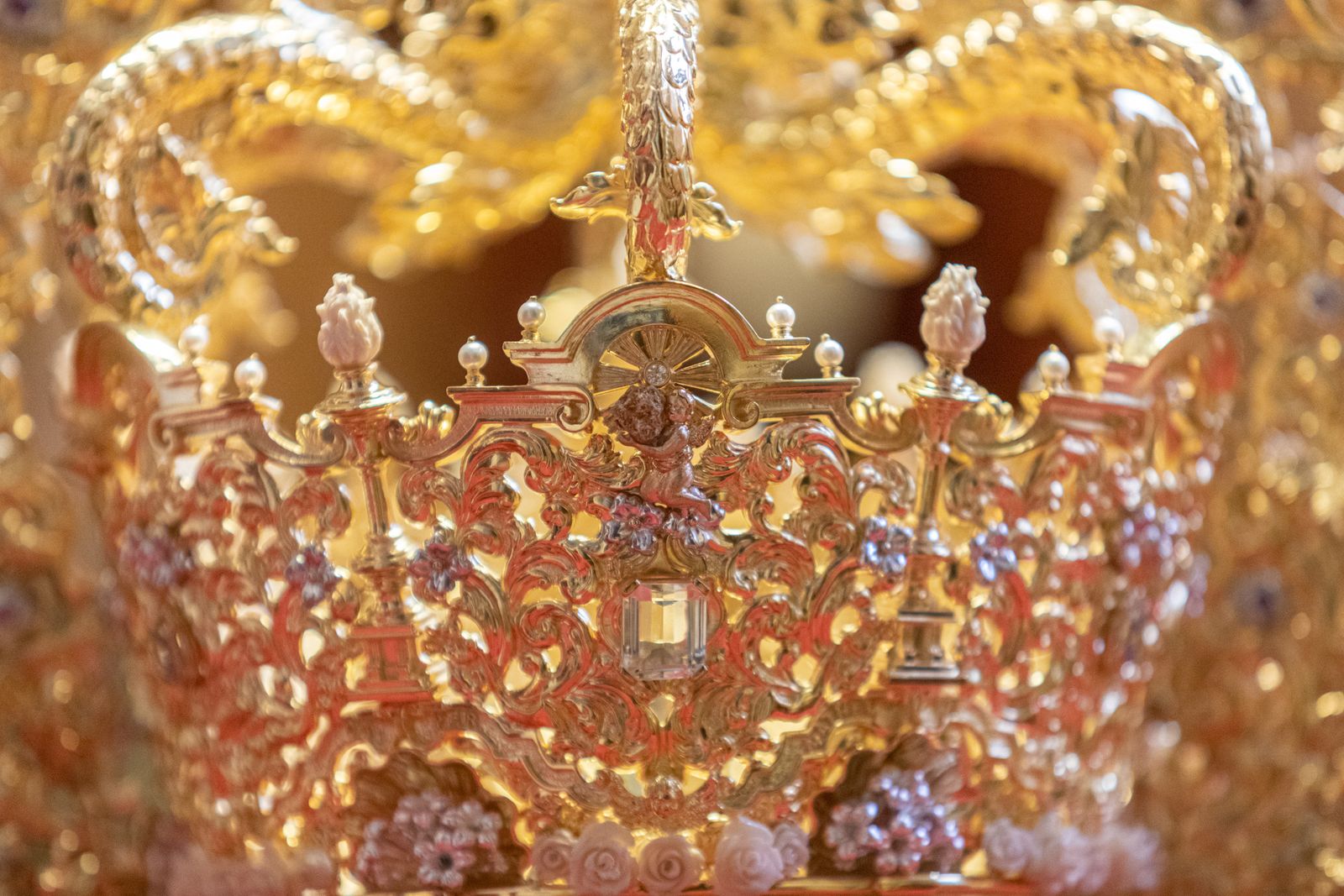 Los detalles de la nueva corona de la Virgen de las Penas.