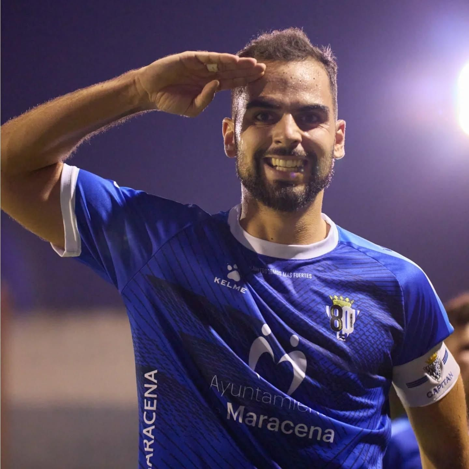 Jesús Sabaca celebra un gol con el brazalete de capitán.