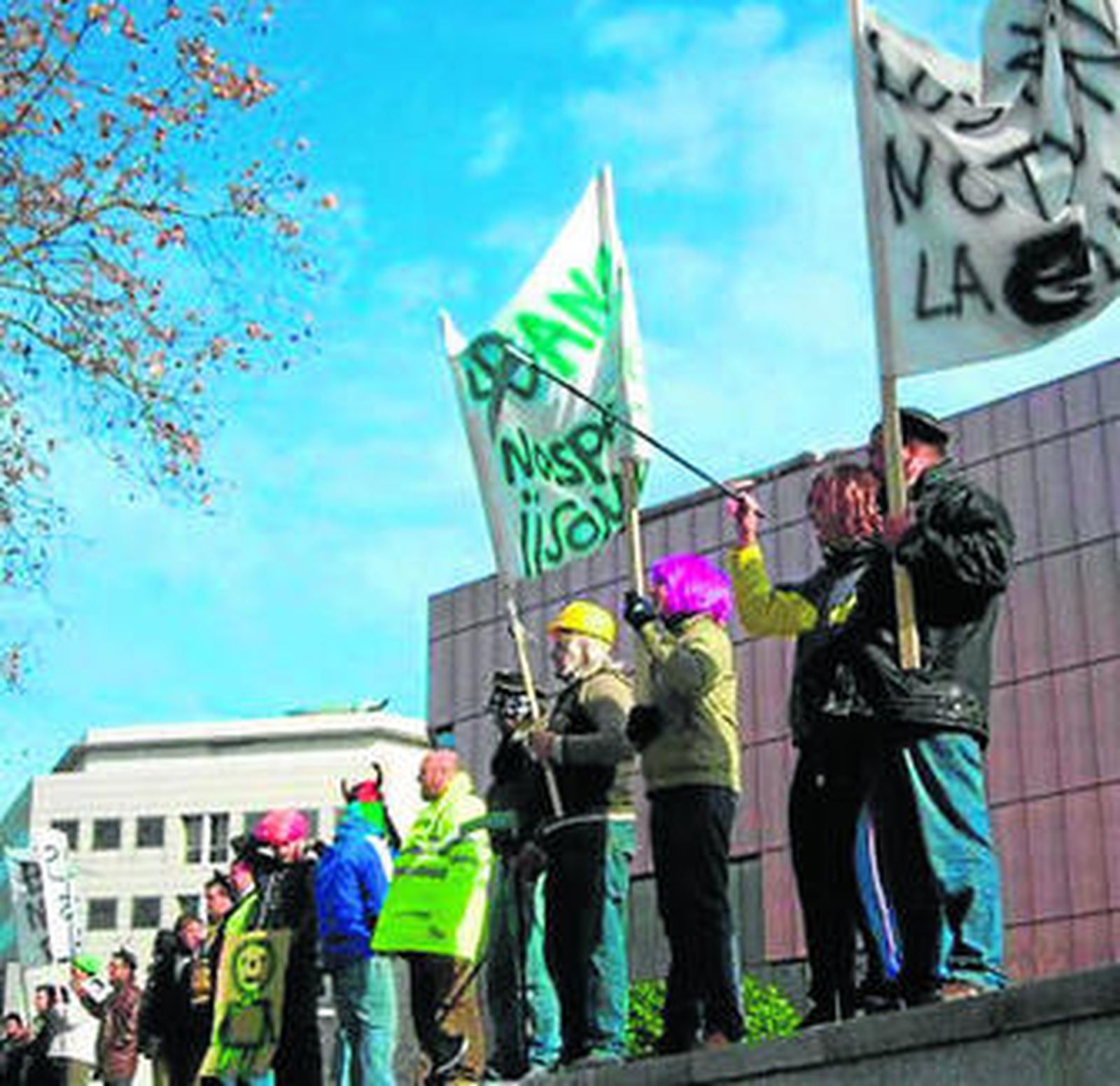 Protesta de trabajadores de subcontratas de Bruesa, en Madrid.