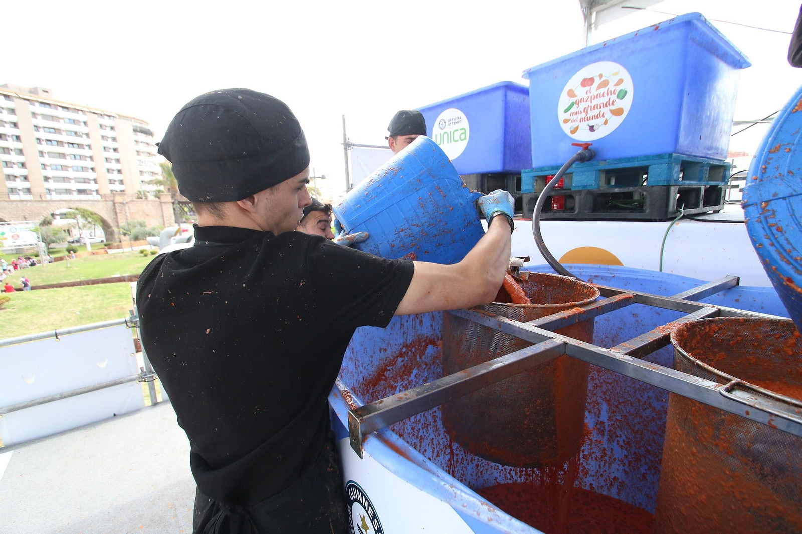 Fotogalería del récord Guinnes del gazpacho más grande del mundo