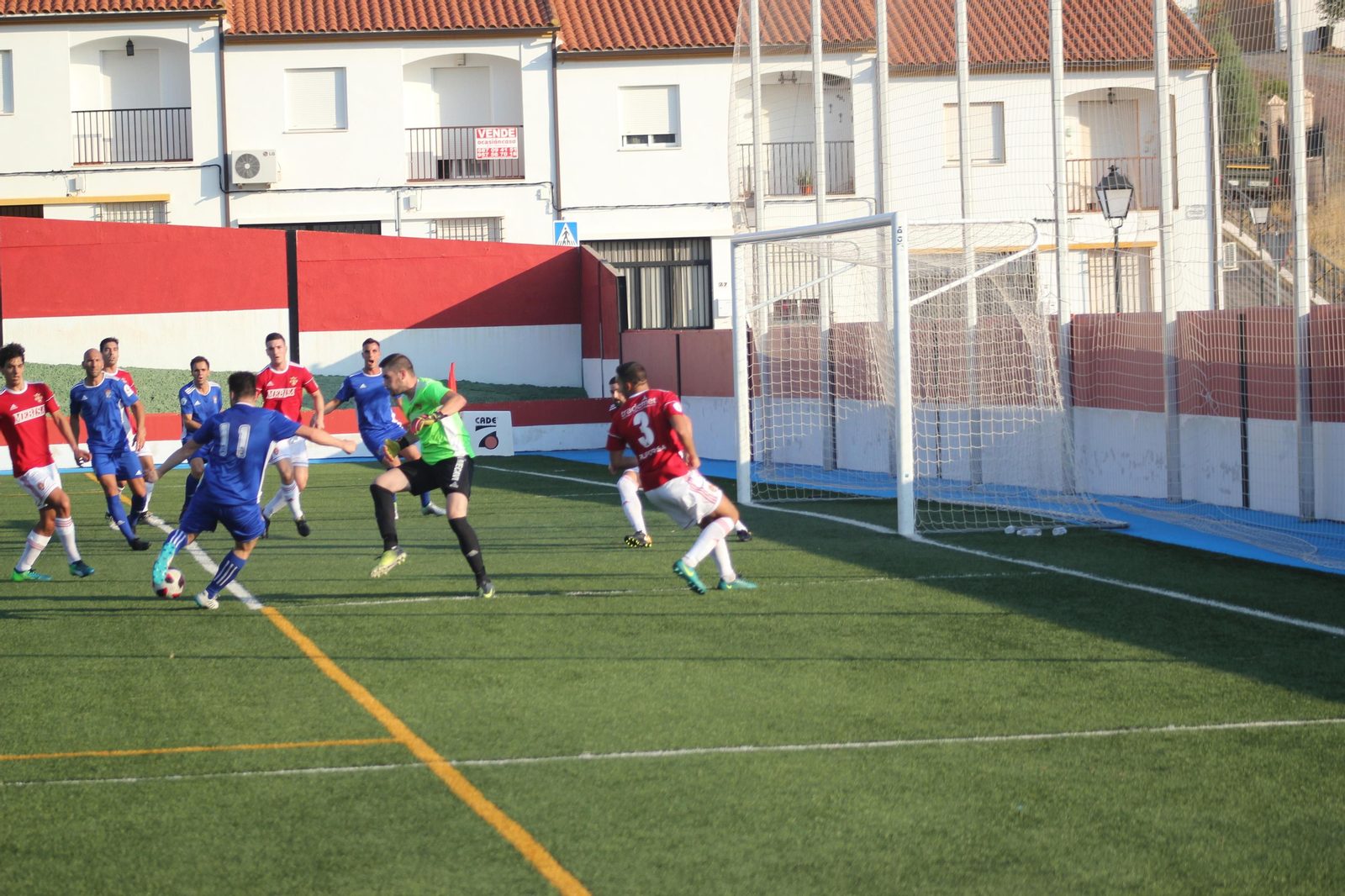 Juanito Benítez, lanzando a puerta ante José, portero del Espeleño.