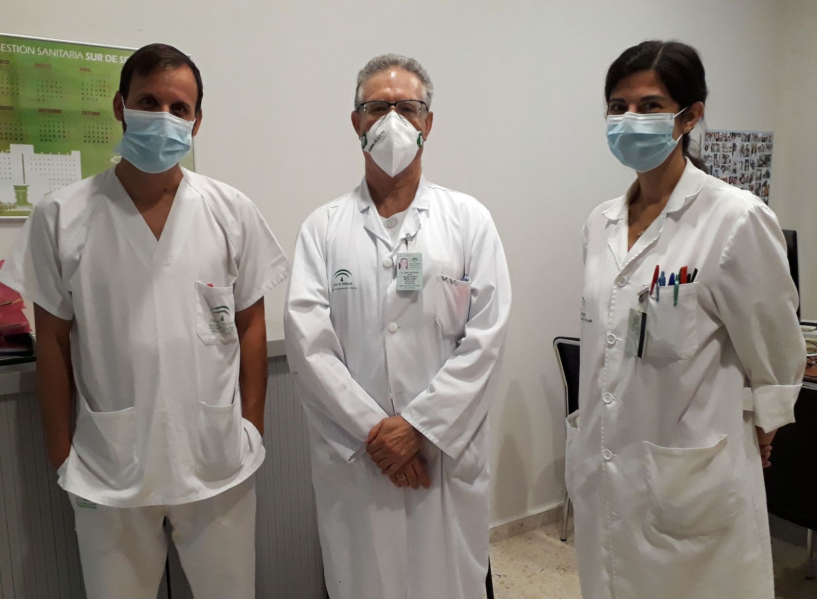 A la derecha la jefa de servicio de Endocrinología, Dra. María  Victoria Cózar, junto al responsable de la Unidad de Nutrición Clínica y  Dietética de este centro, Dr. José Antonio Irles, y a la izquierda uno  de los enfermeros de esta unidad, Sergio González.