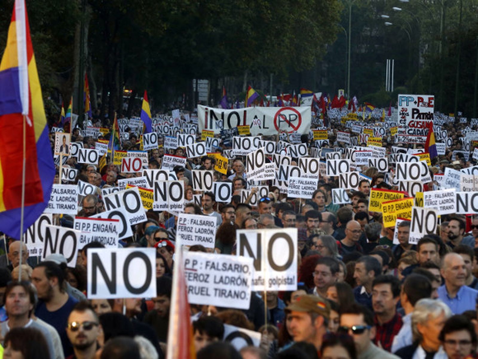 Miles de personas 'rodean' el Congreso en contra de la investidura de Rajoy