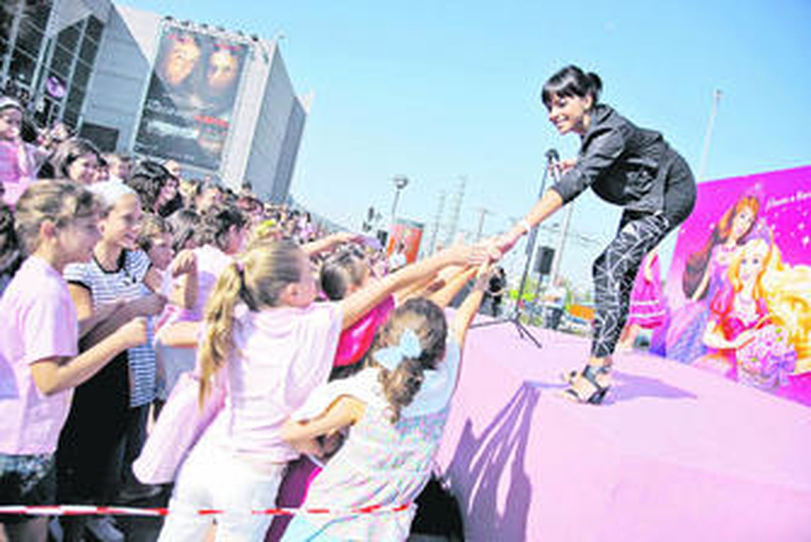 Un grupo de niñas saludan a Raquel del Rosario en el lanzamiento de 'Barbie Pulgarcita'.