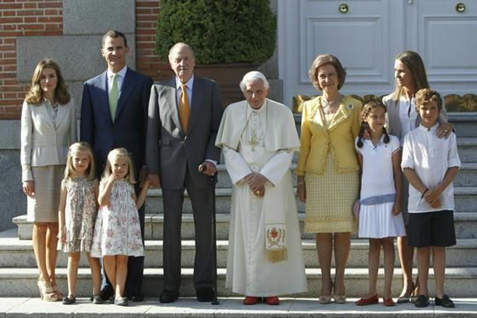 El papa ha sido recibido por los reyes, los príncipes de Asturias y la infanta Elena en el Palacio de la Zarzuela.

Foto: EFE