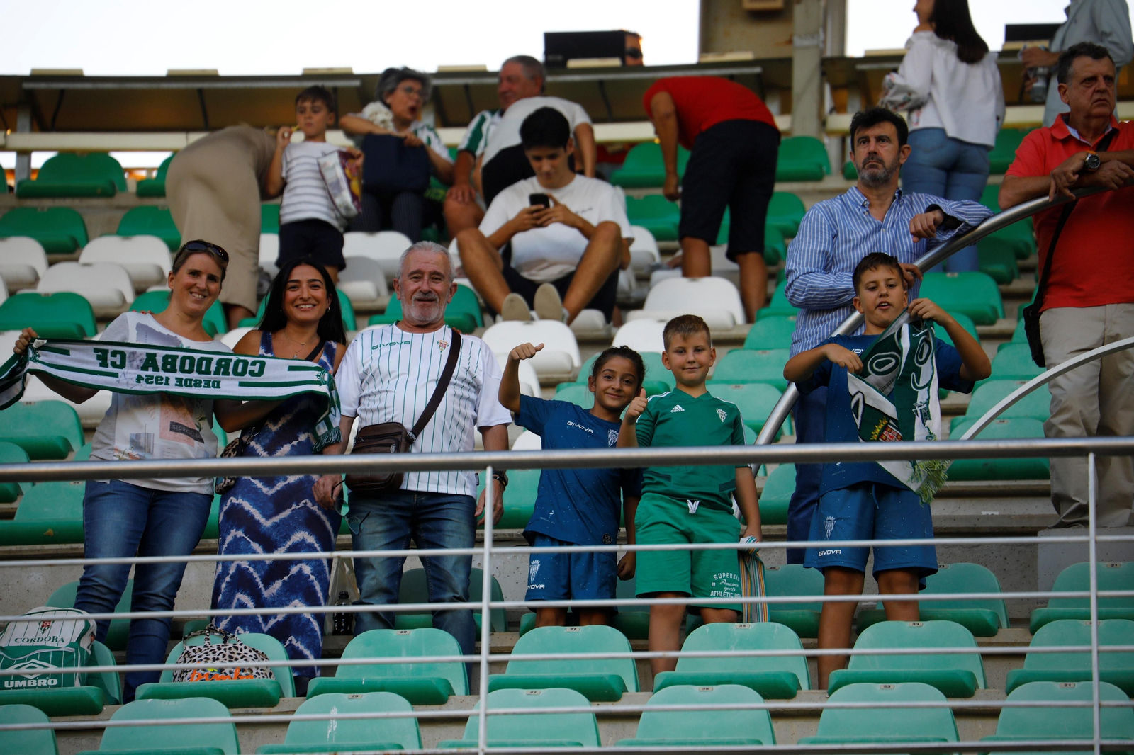 El ambiente en las gradas de El Arcángel para el Córdoba CF - Recreativo Granada, en imágenes