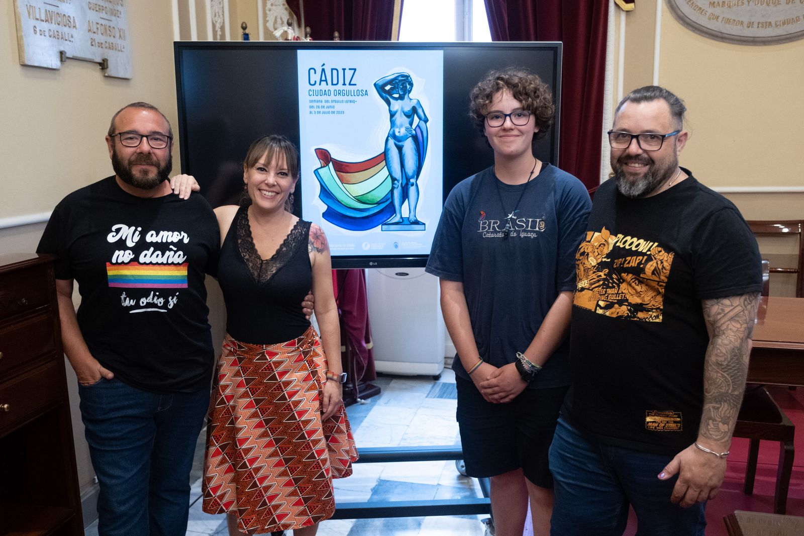 Representantes del colectivo LGTBIQ+, con la concejala y Leo Flethes, la persona autora del cartel de la Semana del Orgullo.