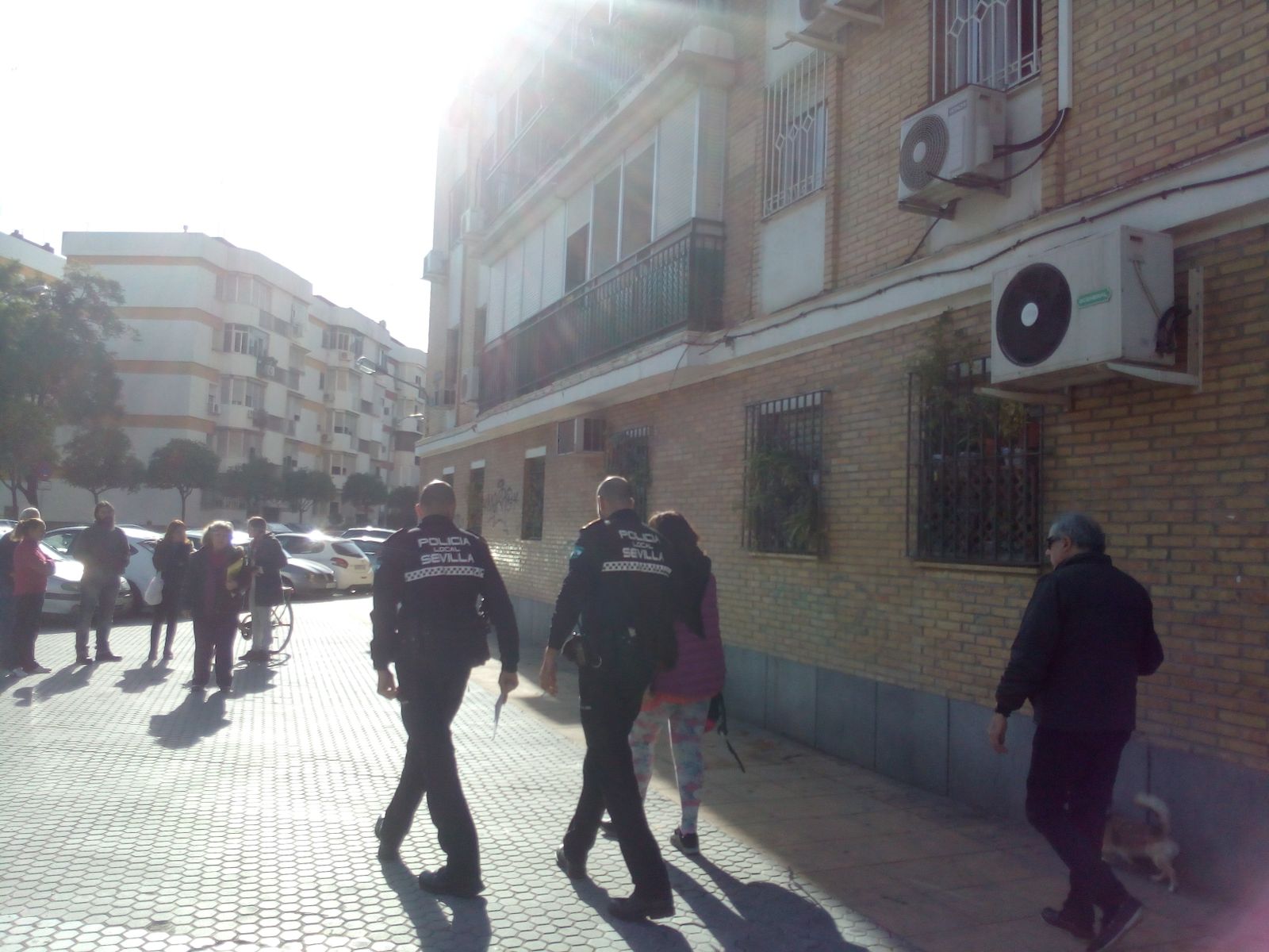 La Policía Local, con la denunciante y testigo.