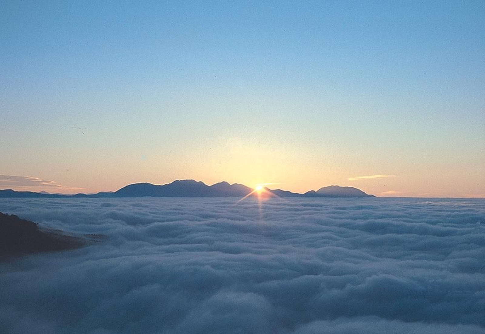 En los días de nubes bajas te parecerá estar flotando sobre ellas.