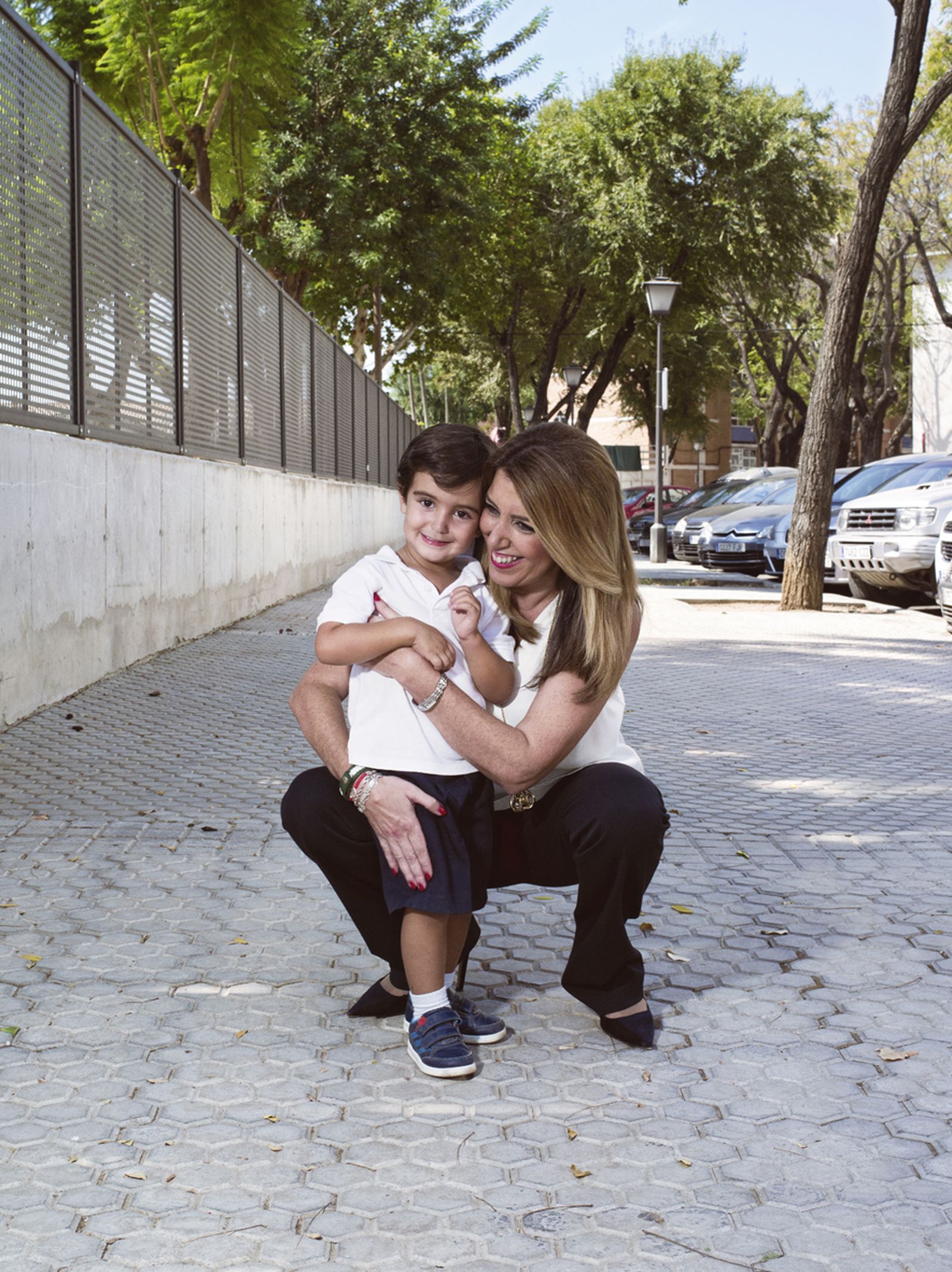 Susana Díaz posa con su hijo a la salida del colegio.