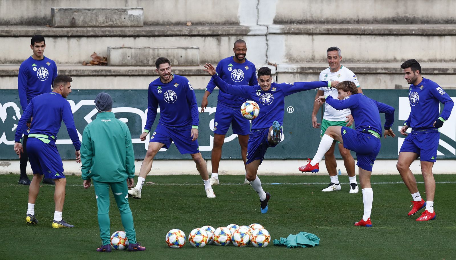 Marc Bartra intenta alcanzar el balón durante un rondo del entrenamiento.