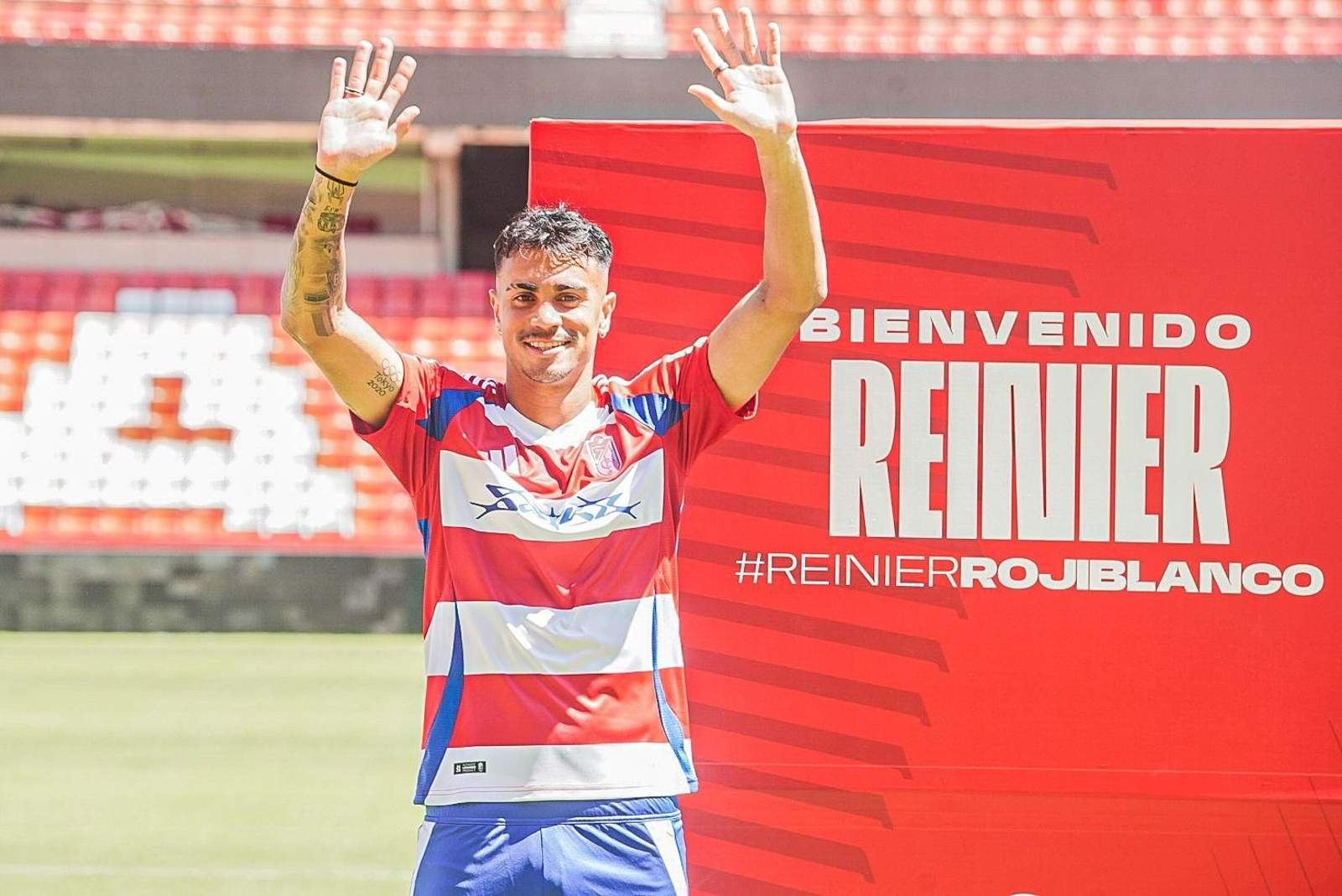 Reinier saluda a la afición rojiblanca en su presentación como jugador del Granada CF.
