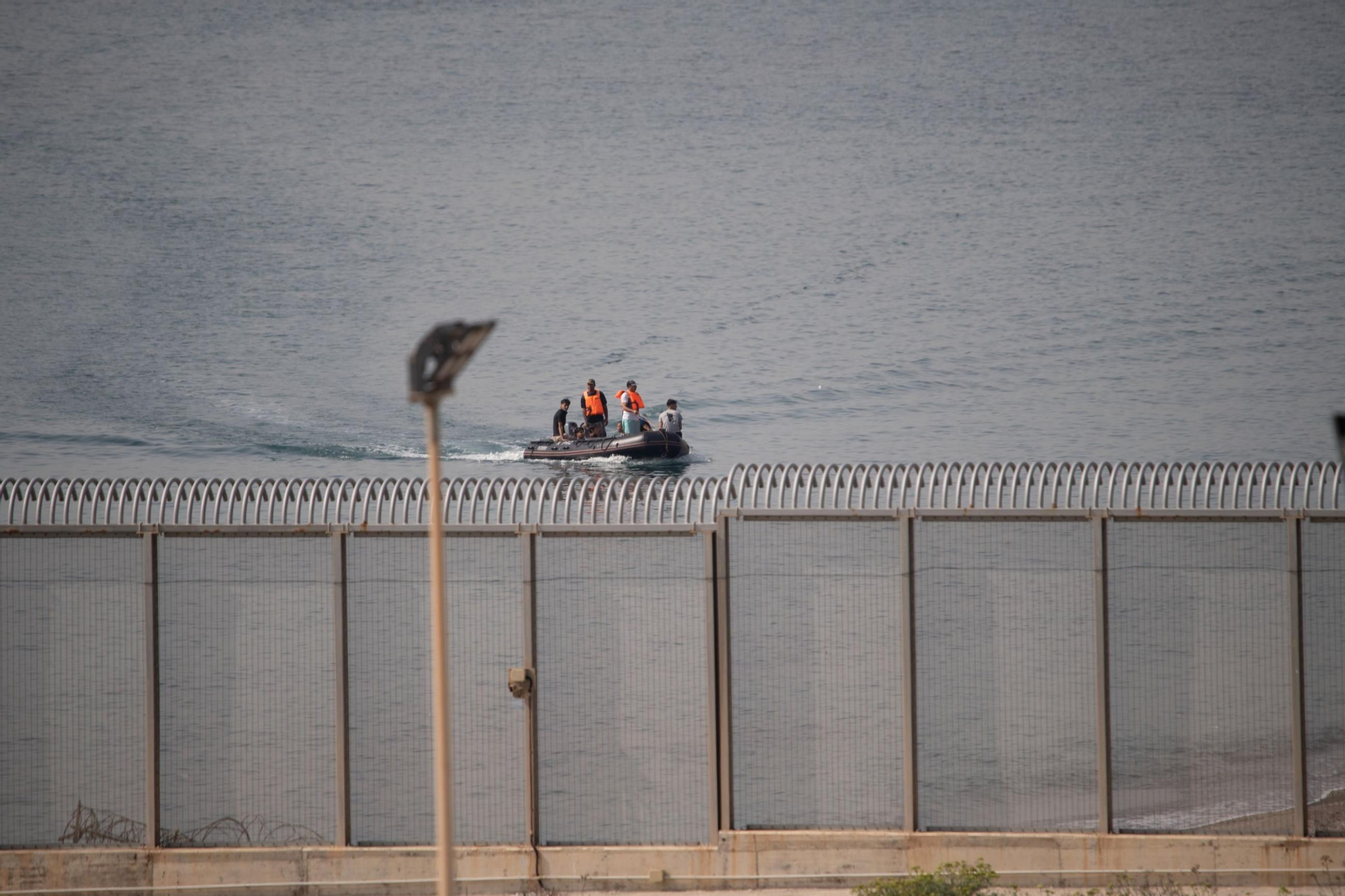 Una lancha de la Marina Real marroquí patrulla junto la playa de El Tarajal.