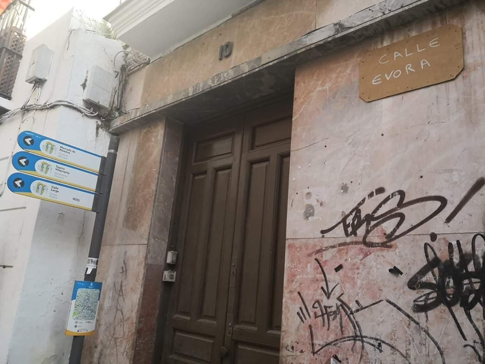La calle Évora indica su nombre en un trozo de cartón.