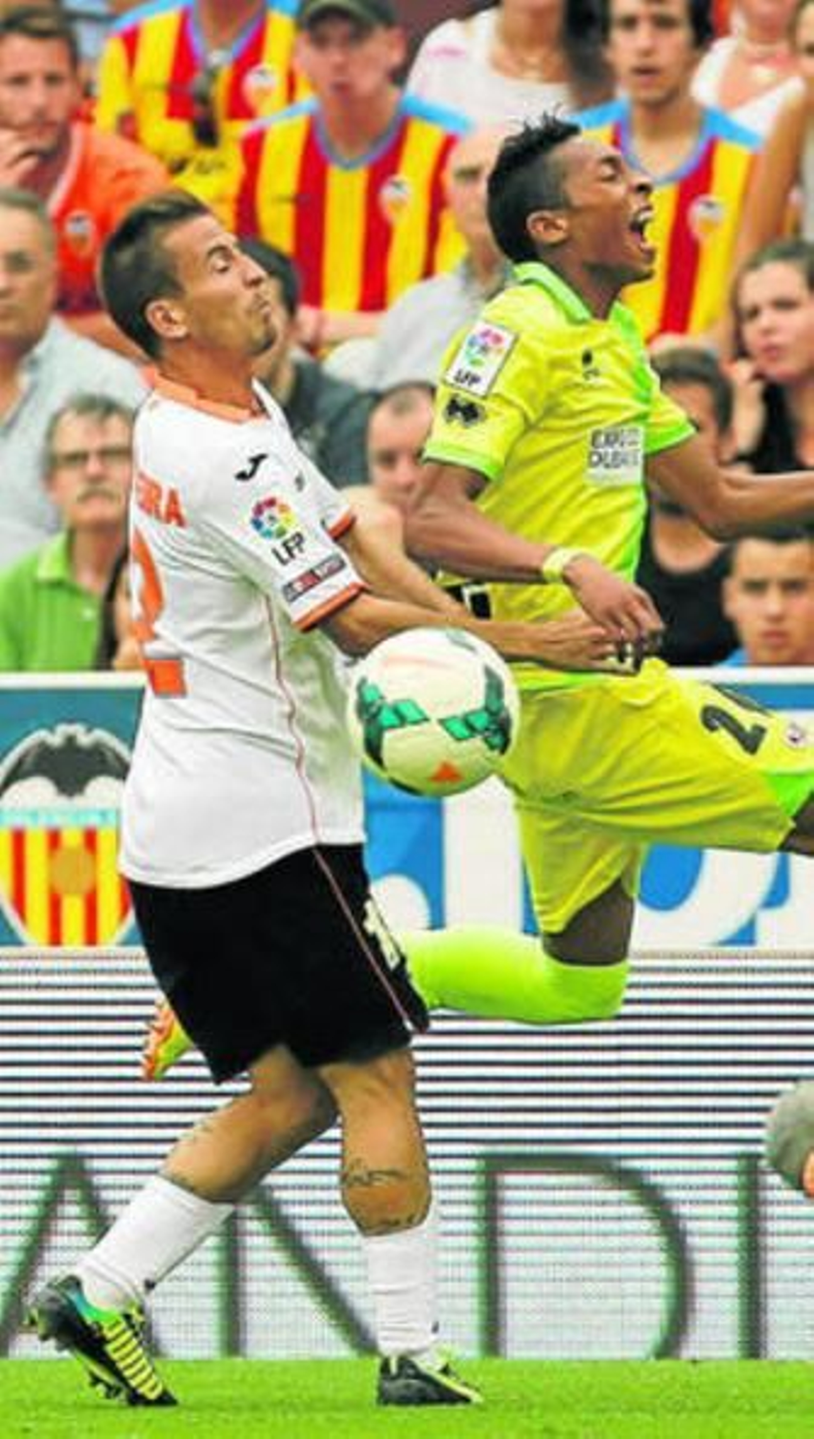 Pereira lucha por un balón con un jugador rayista.