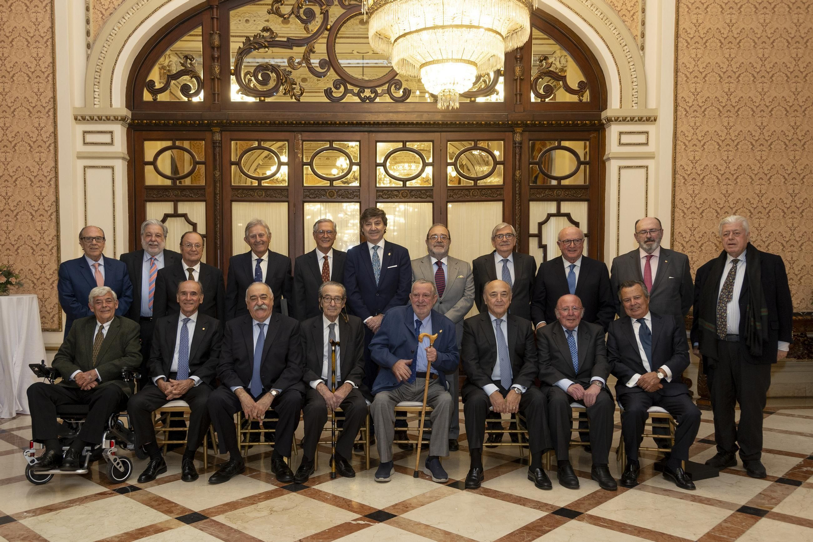 El decano con los abogados que han sido reconocidos.