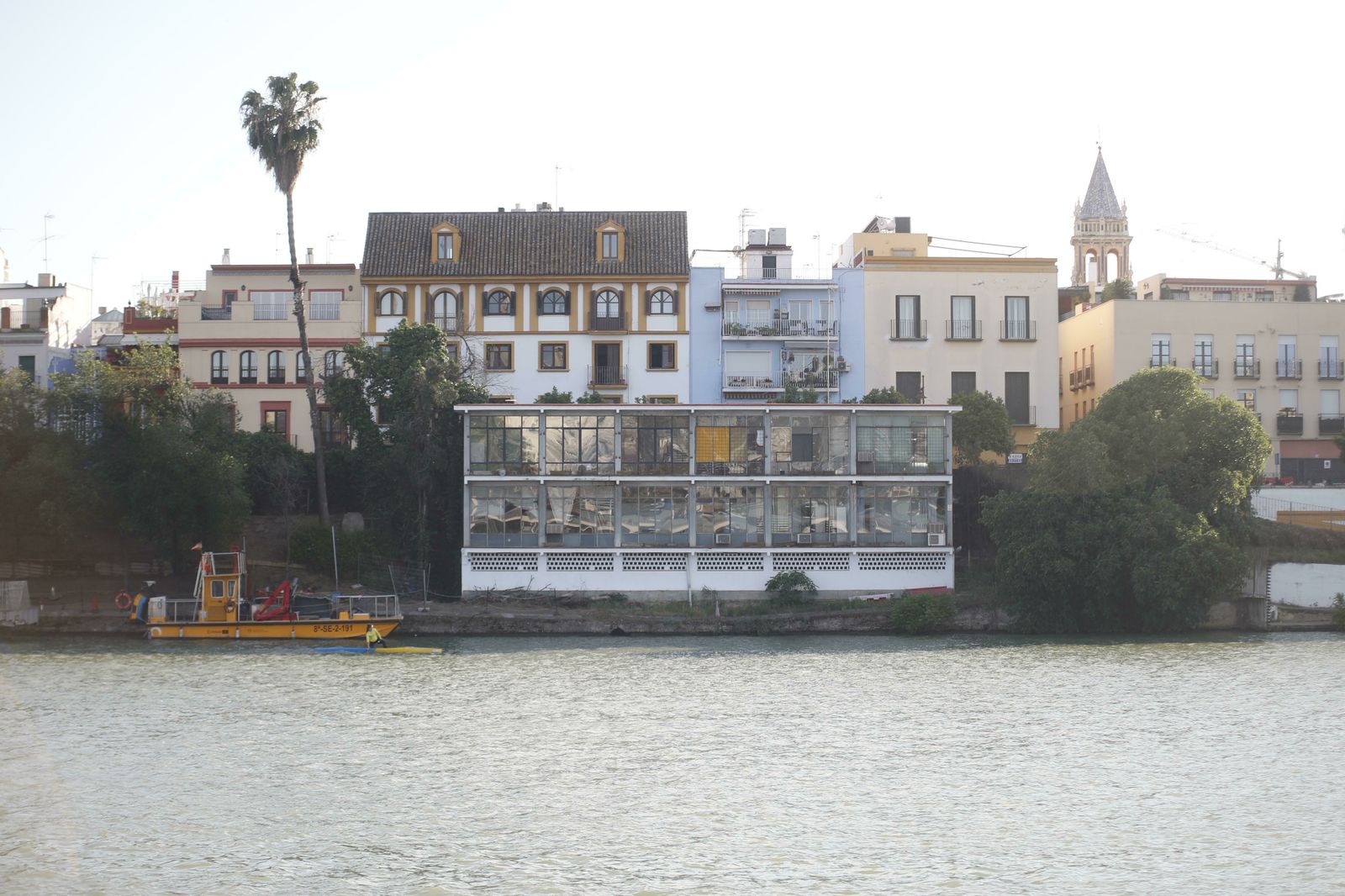 Vista de la antigua comisaría de la Policía Nacional en la calle Betis desde el paseo de Marqués de Contadero.