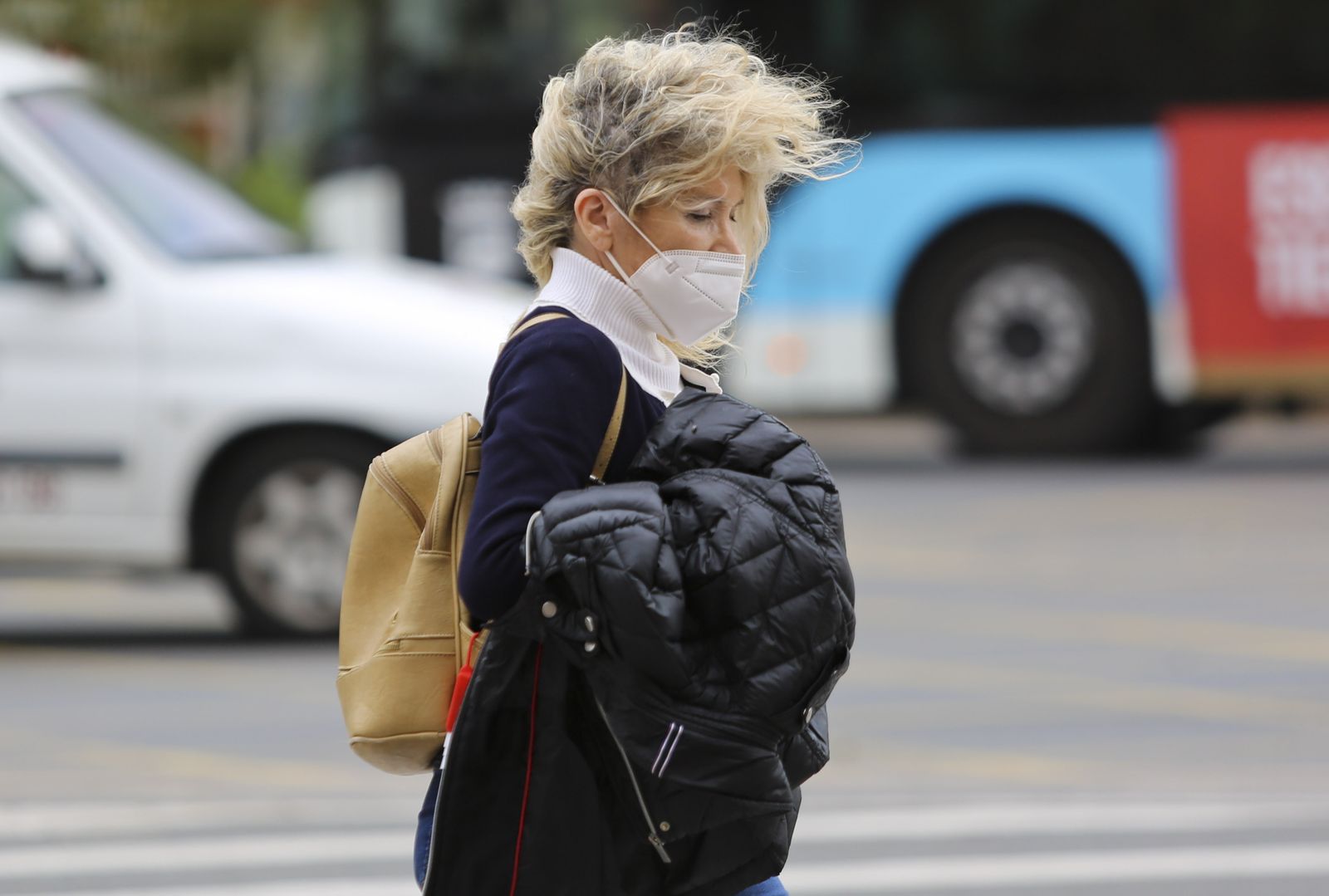 Viento, olas y surfistas para iniciar el fin de semana