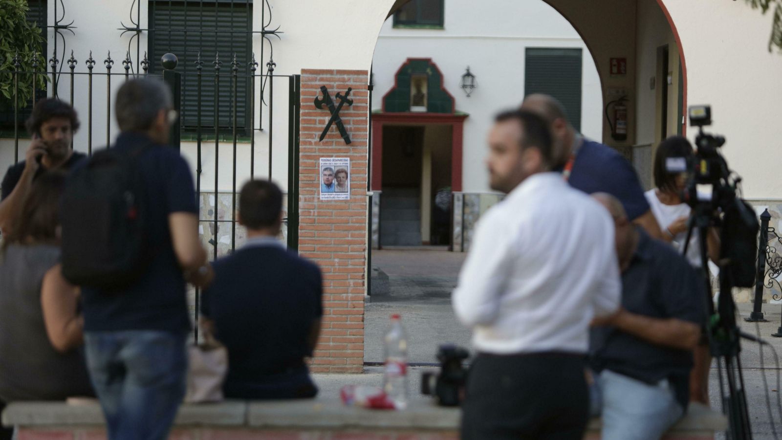 Periodistas en la puerta del cuartel de Carmona.