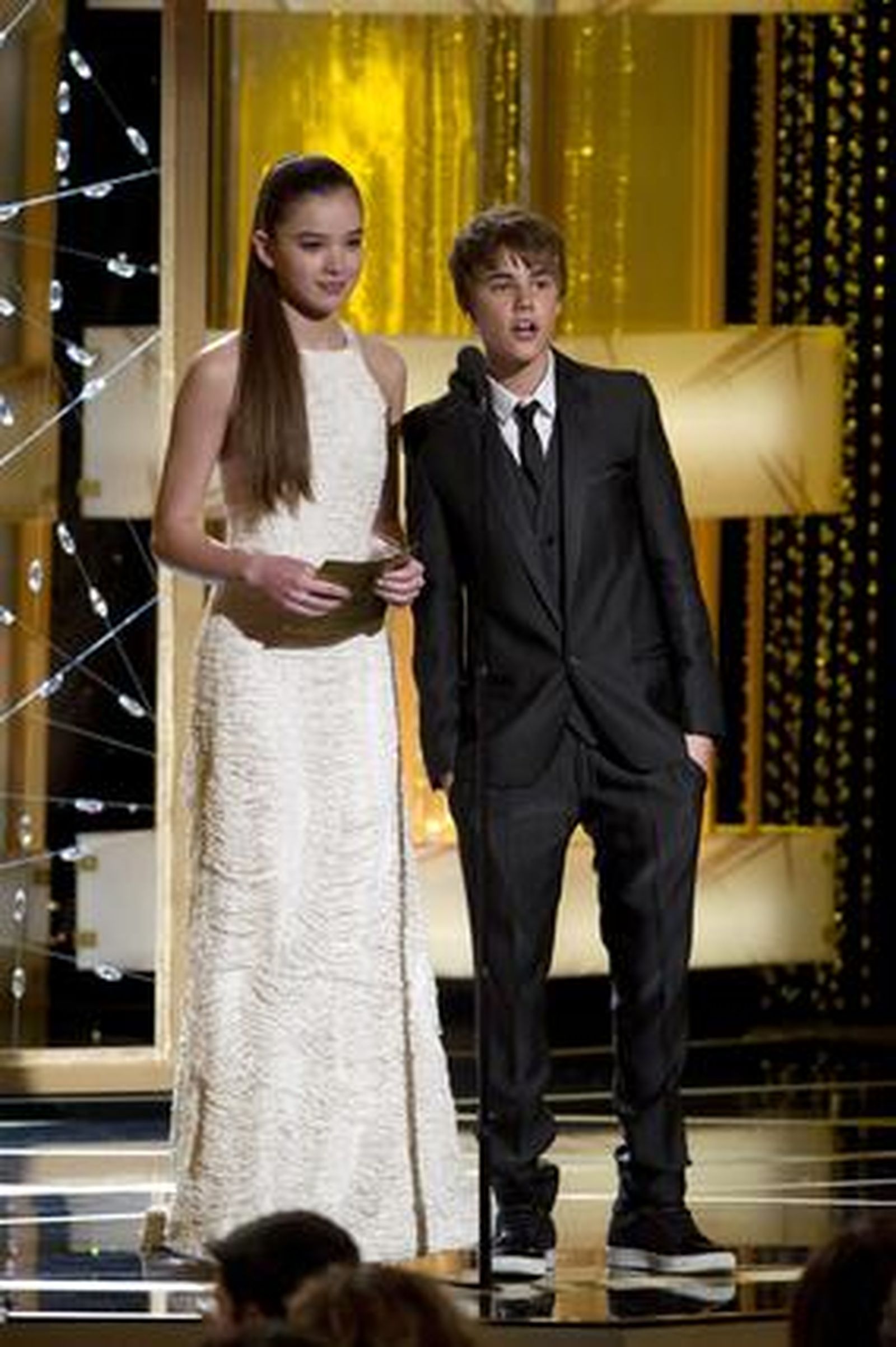 El cantante Justin Bieber y la actriz Hailee Steinfeld presentan la gala de los Globos de Oro. /  © HFPA · 68th Golden Globe Awards