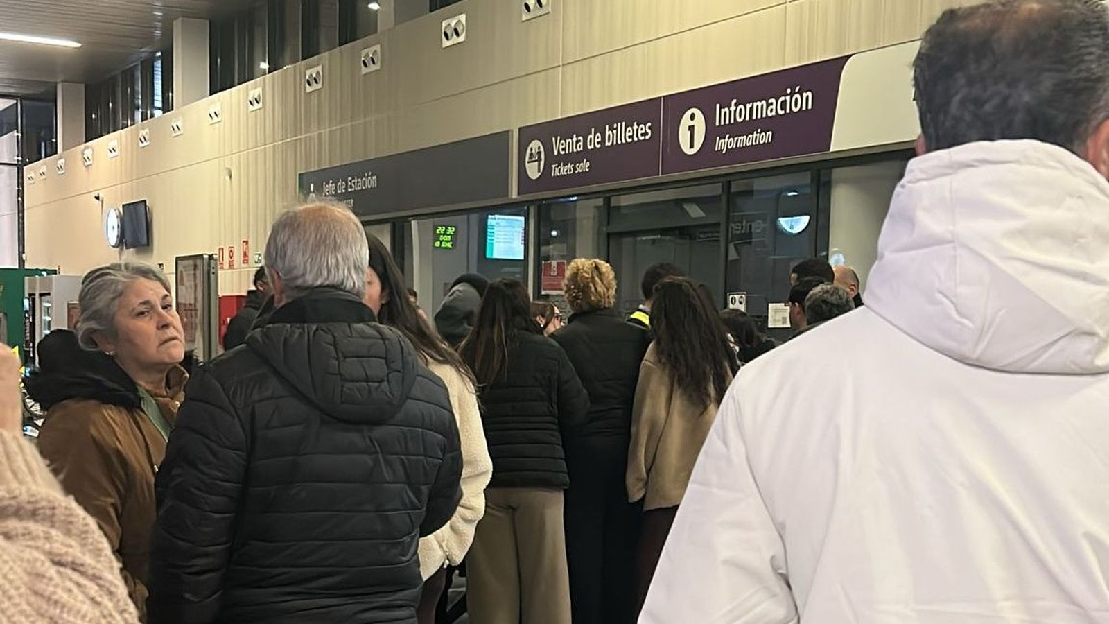 Los familiares en la estación del tren de Huelva.