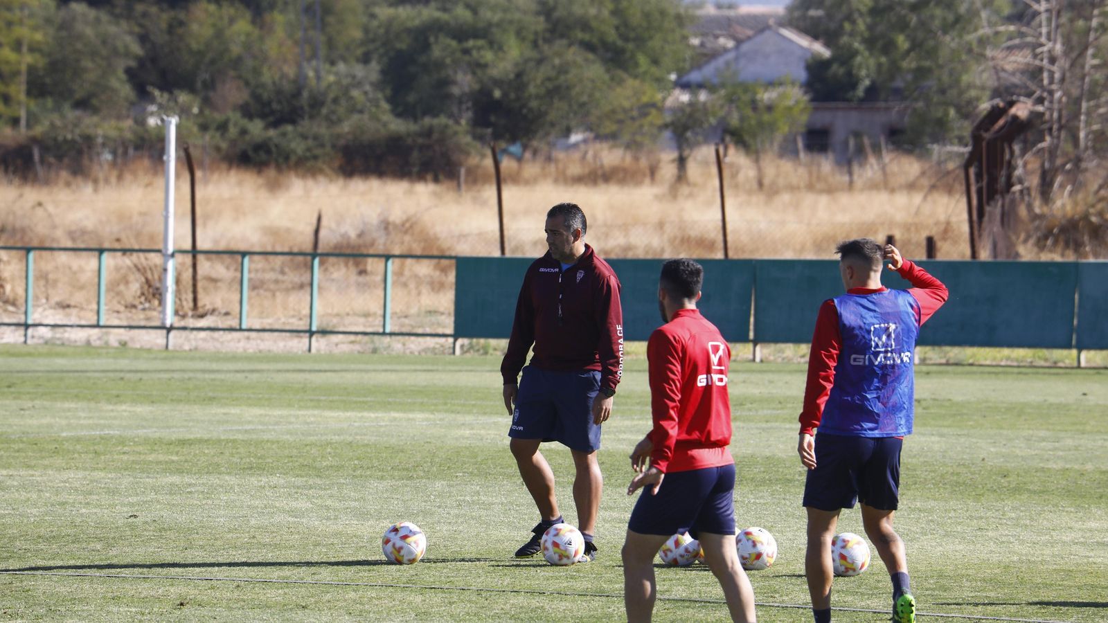 Germán Crespo sigue atento el entrenamiento de este sábado en la Ciudad Deportiva.