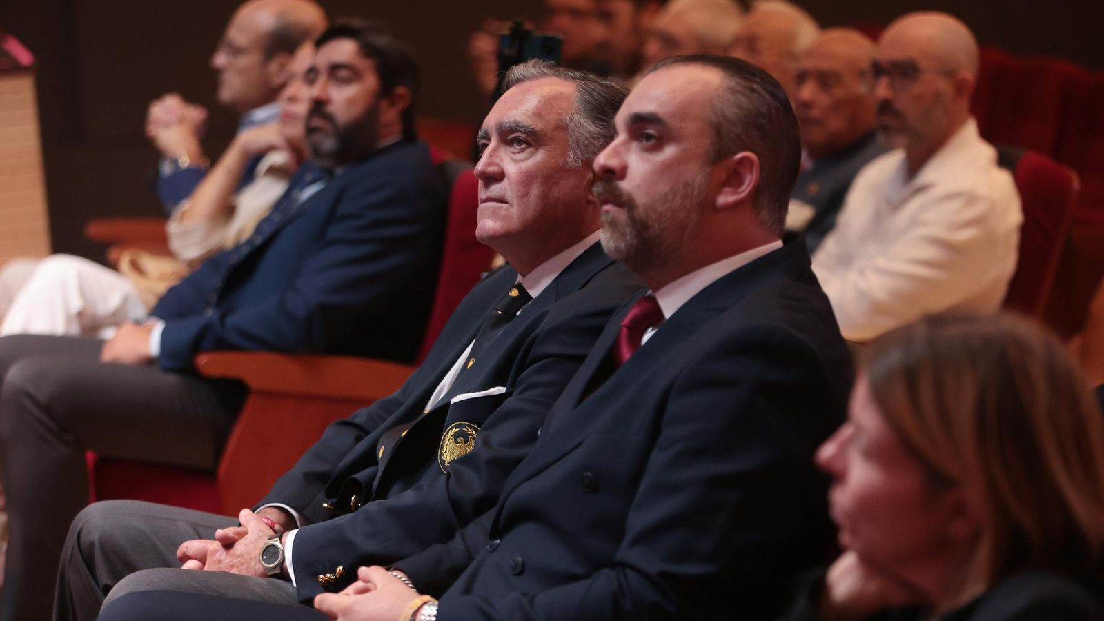 El capitán de la Guardia Romana del Transporte y el hermano mayor de la corporación penitencial, durante la charla.