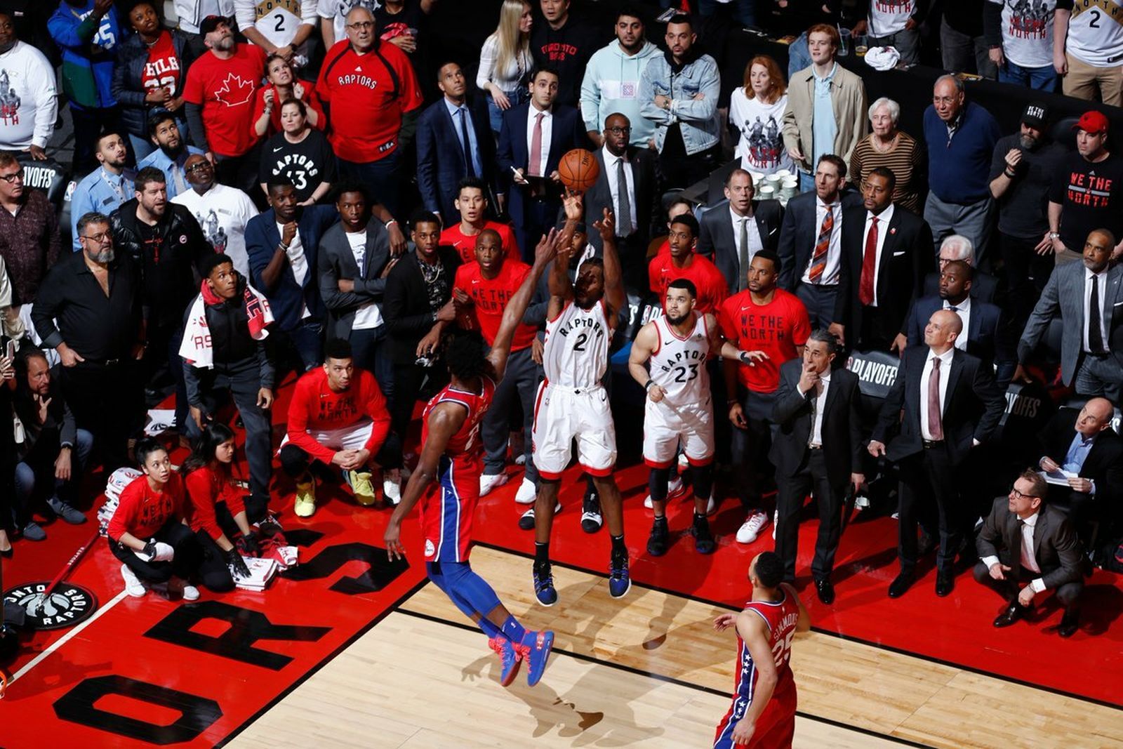 El momento en el que Kawhi Leonard lanza el 'buzzer beater'.
