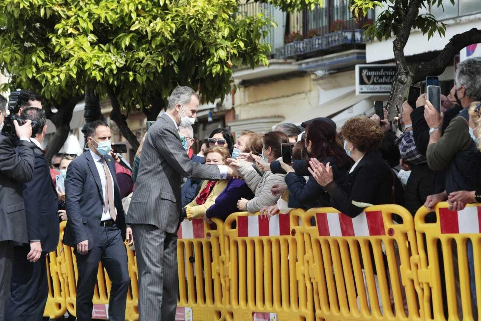 Don Felipe, saludado por los sanluqueños en la plaza del Cabildo.
