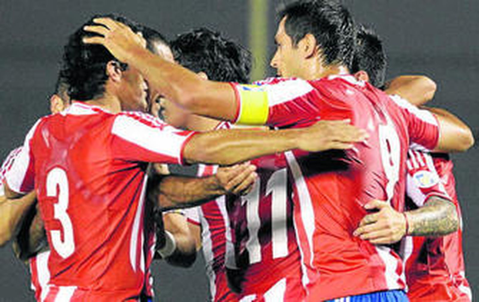 Roque Santa Cruz celebra un gol con sus compañeros.