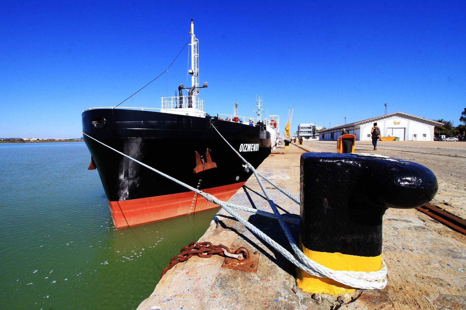 Gabarra de Cepsa fondeada ayer en el Puerto de Huelva.