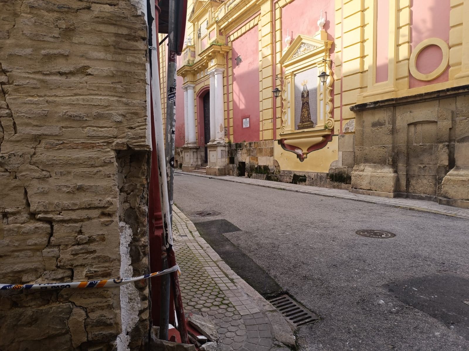 Así se encuentra la esquina que ocupaba la columna romana.