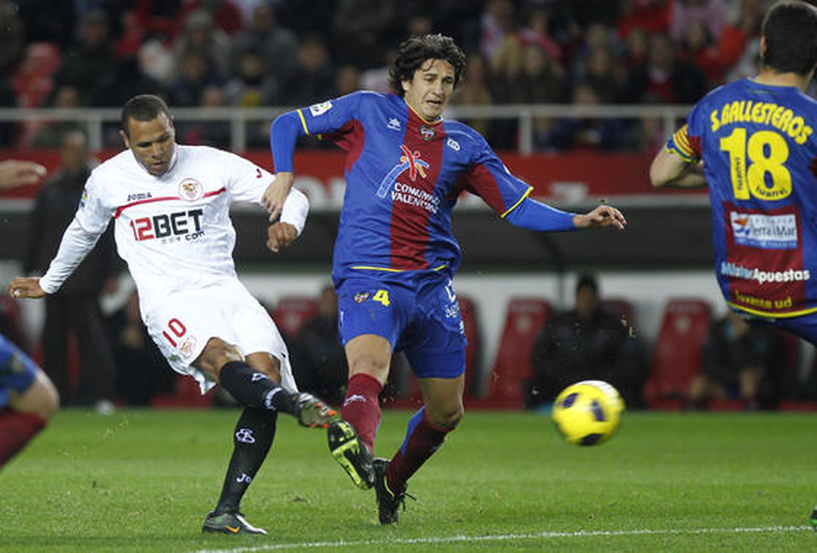 Luis Fabiano remata a puerta.

Foto: Antonio Pizarro
