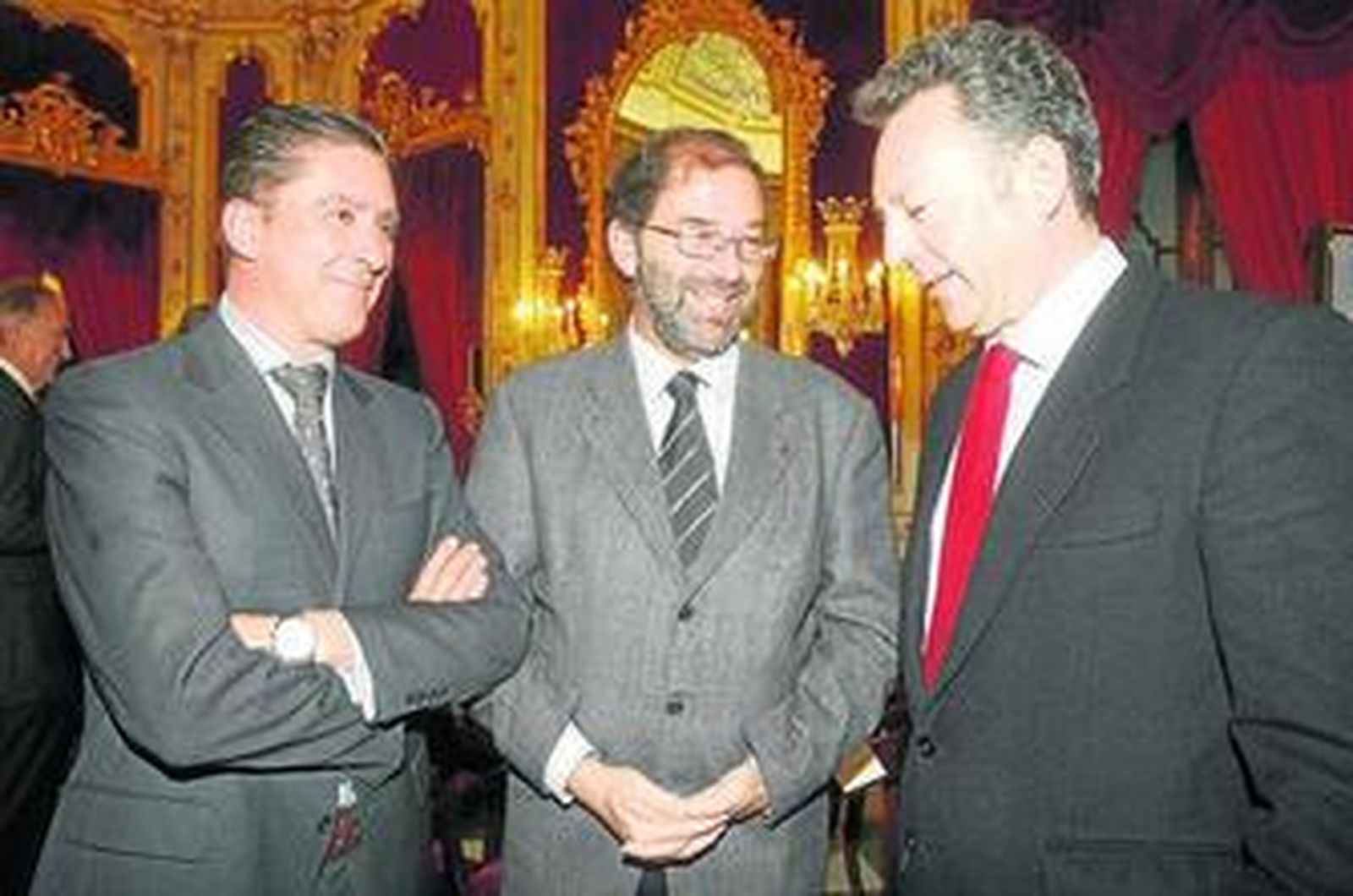 Manuel Estrella, presidente de la Audiencia Provincial, con Fernando Santiago y José Joly Martínez de Salazar.