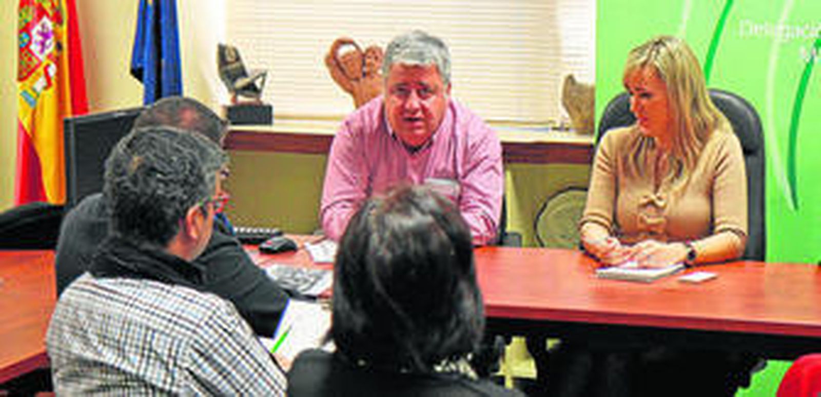 Reunión entre la delegada de Educación y responsables del centro.