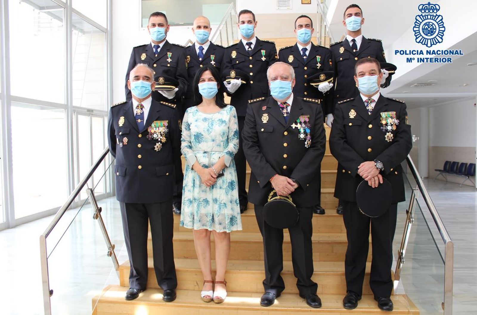 José Miguel Amaya Tebar, abajo a la izquierda, junto a la subdelegada del Gobierno en Granada y otros cargos de la Policía Nacional.