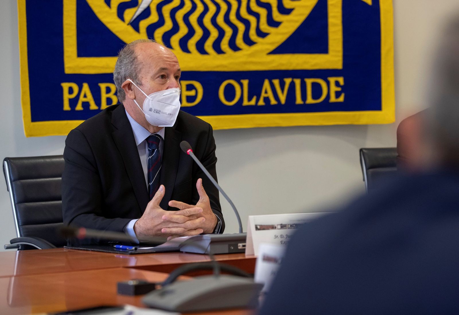 El ministro de Justicia, Juan Carlo Campo, durante la firma de cesión en la UPO.