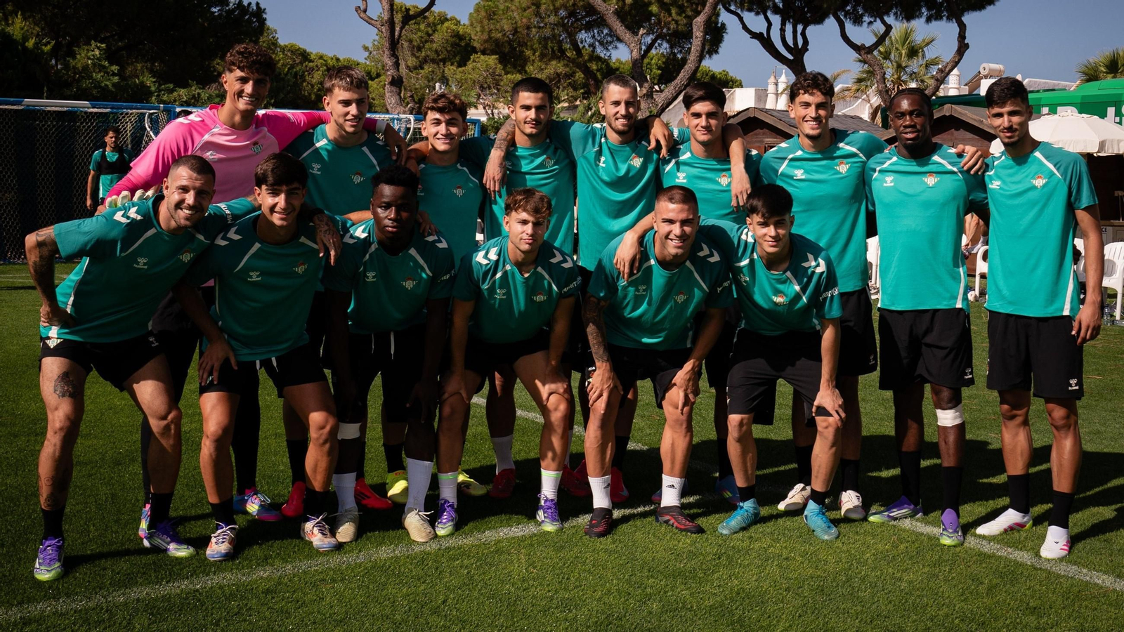 Moha (derecha), con los otros canteranos del Betis en la pretemporada.