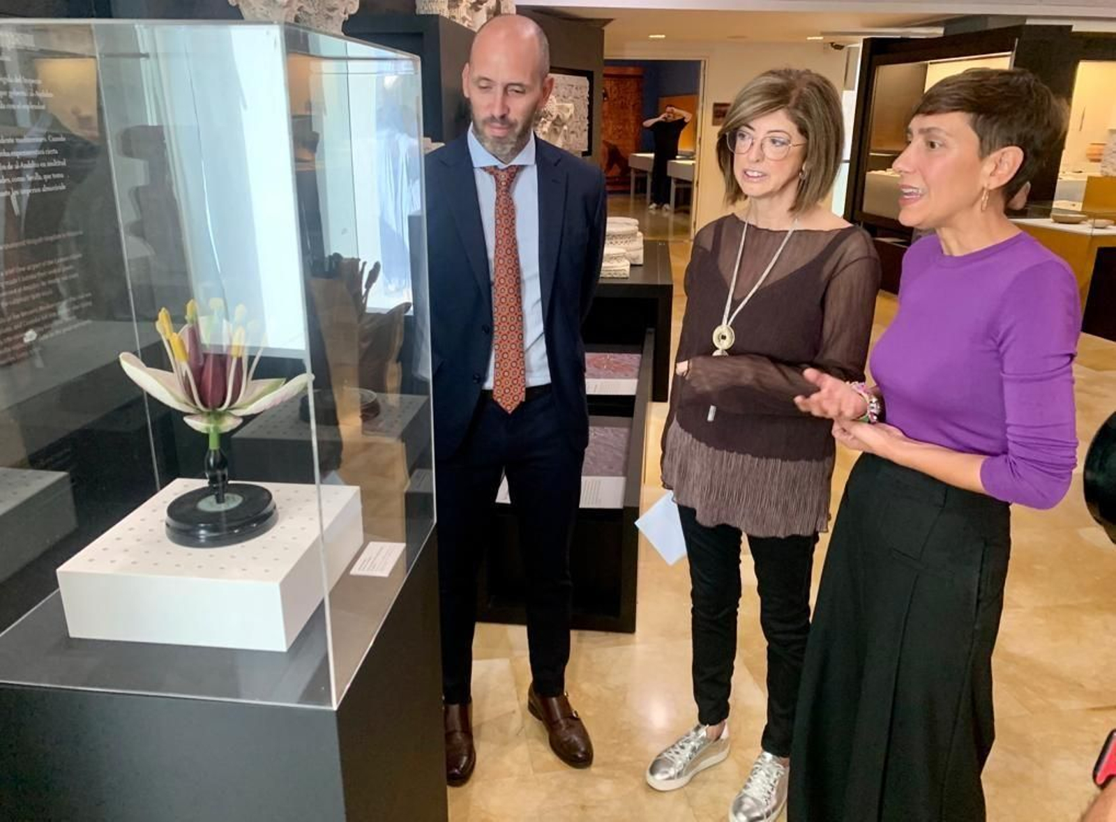 Eduardo Lucena y Lola Baena en la inauguración de una exposición