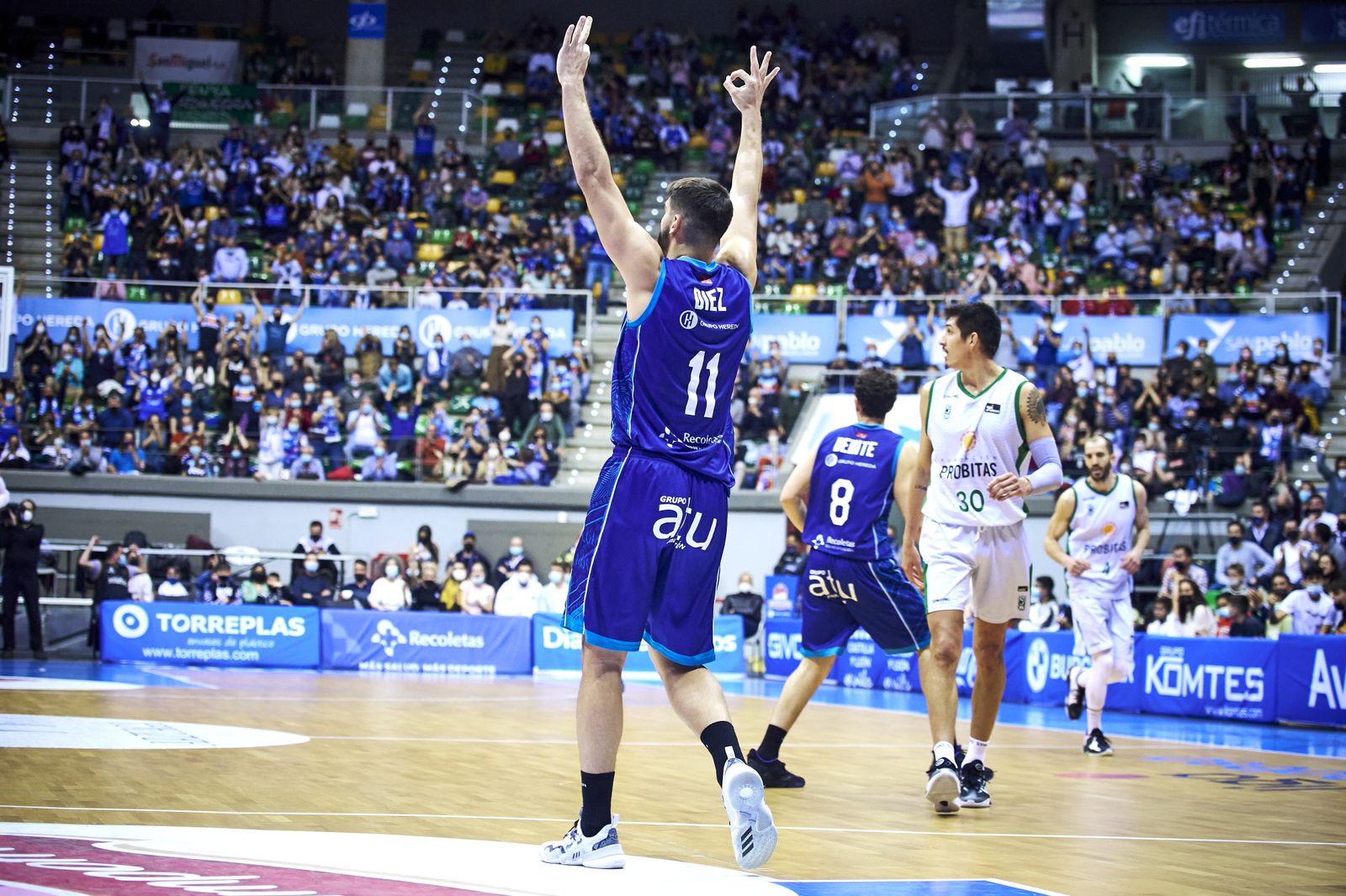 Dani Díez celebra una canasta en el Coliseum.